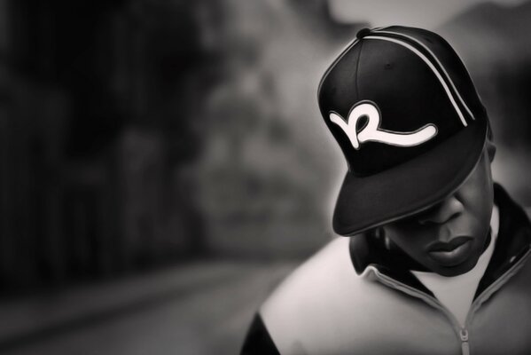 Rappeur en casquette, photo noir et blanc