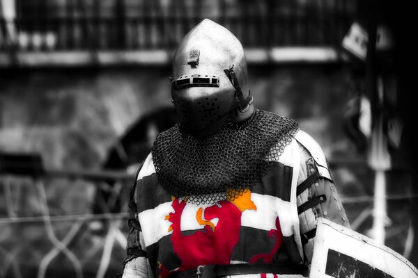 Красный дракон на рыцарских доспехах