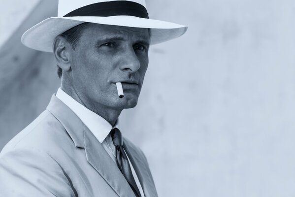 Viggo Mortensen con un sombrero y un cigarrillo en la boca