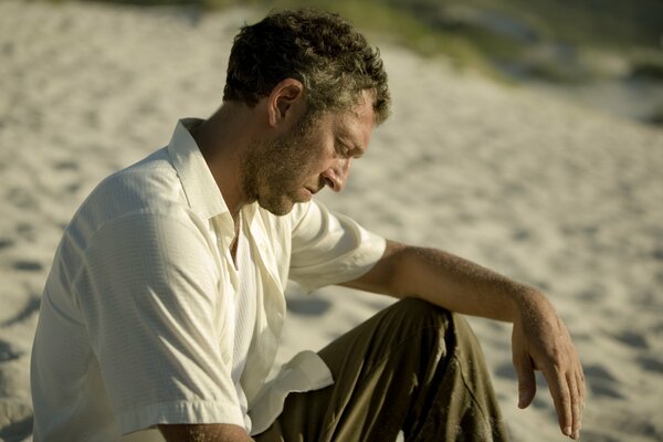 Pensativo en la playa de Vincent Cassel