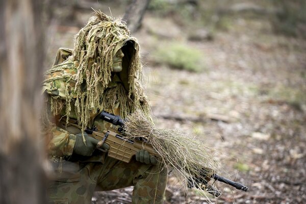 Maskierter Soldat im Wald bei einer Mission