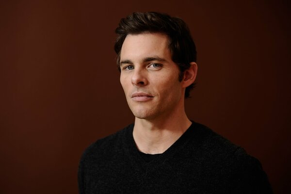 James marsden fühlt sich bei der Foto-Session zuversichtlich