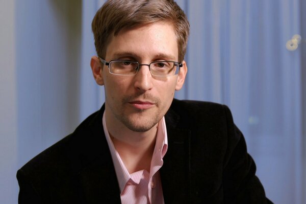 Edward Snowden à lunettes en regardant la caméra