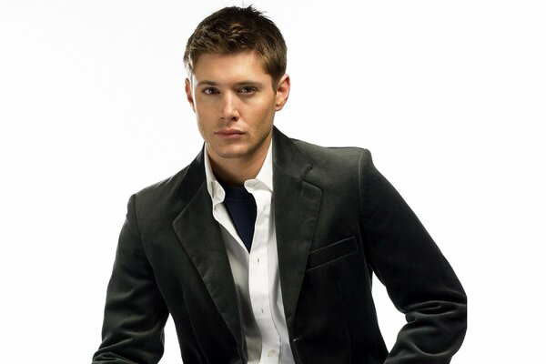 Jensen Ross Ackles dans la veste