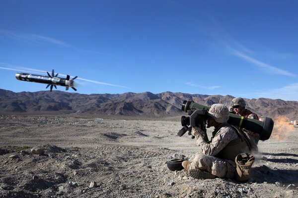 Soldat avec un projectile de combat tiré