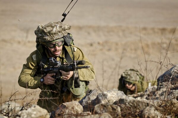 Soldado israelí con armas