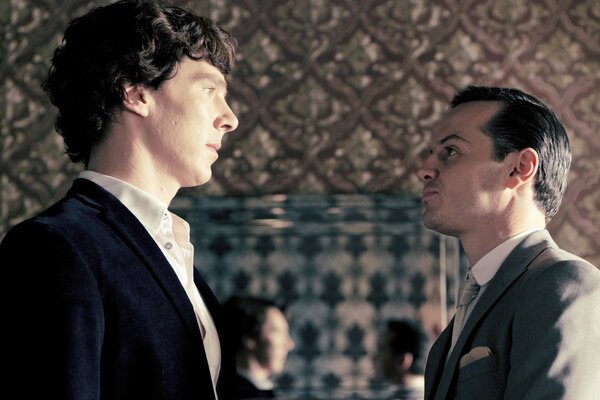 Andrew Scott et Benedict Kemberbatch dans la série télévisée Sherlock Holmes