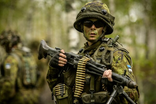 Estoński żołnierz w lesie z pelemetoi