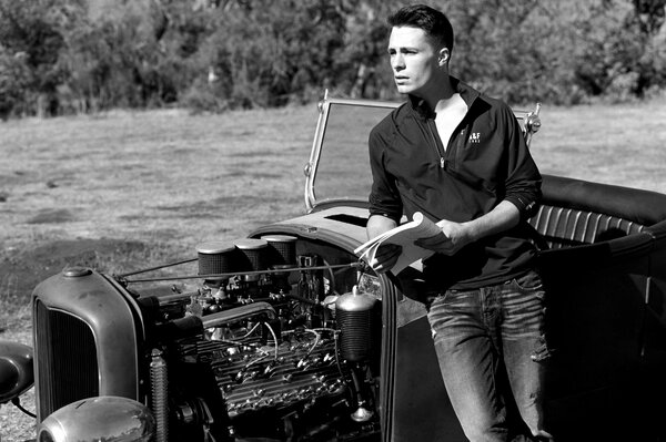 Retrato en blanco y negro de un hombre en el fondo de un coche