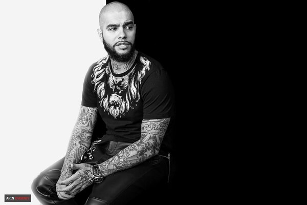 Portrait noir et blanc de Black star Timati