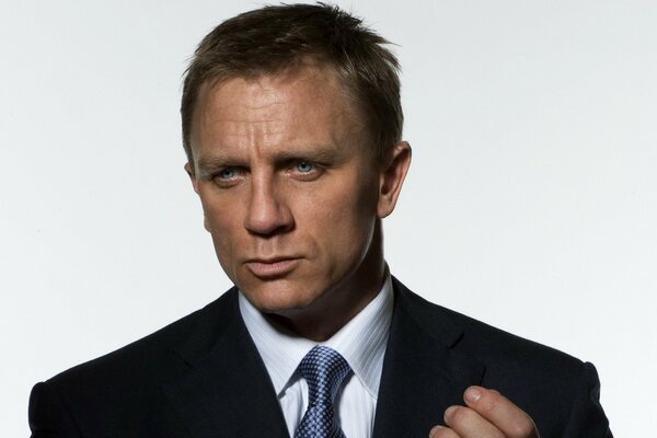 Daniel Craig im Anzug mit blauer Krawatte