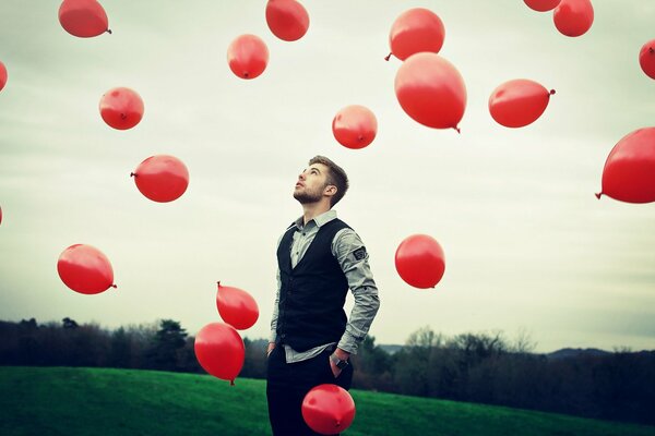 Boules rouges volent dans le ciel