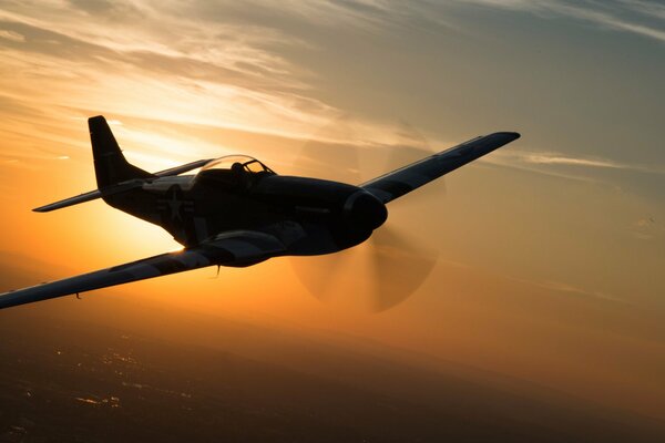 Kleines Flugzeug mit Propeller am Himmel