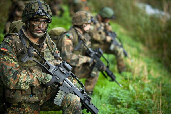 Soldados alemanes en camuflaje de verano con armas