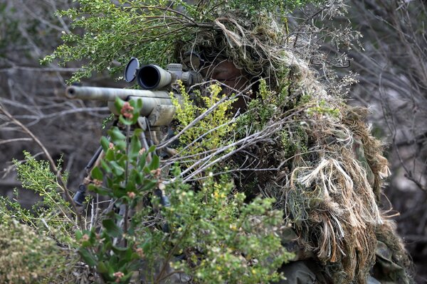 Soldado japonés en una emboscada