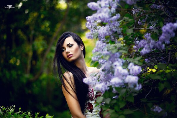 Dziewczyna z modelką pozuje wiosennym lesie