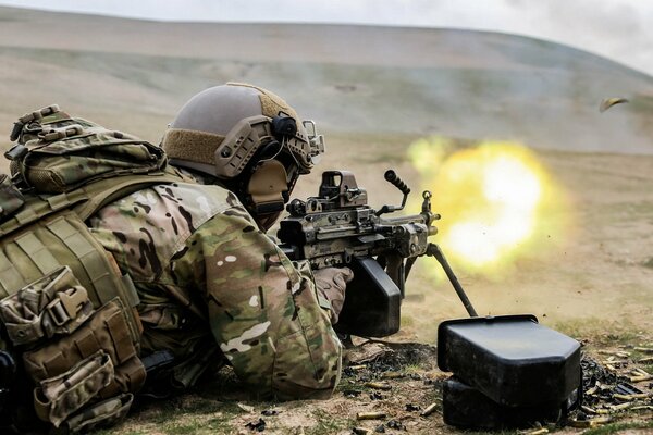 Un soldat de l armée américaine tire au loin