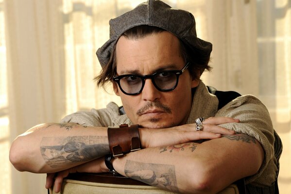 Johnny Depp mit Brille und Mütze