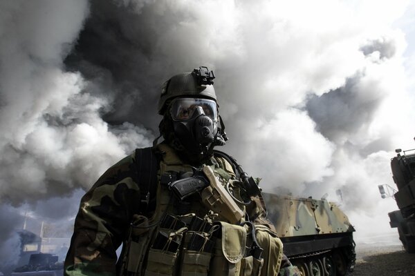 Vor dem Hintergrund der Technik tragen Soldaten mit Brille und Gasmaske