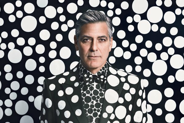 George Clooney élégamment habillé