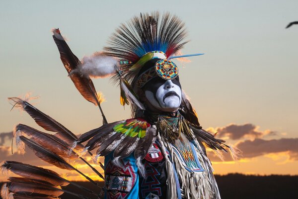 Homme en costume National sur fond de coucher de soleil