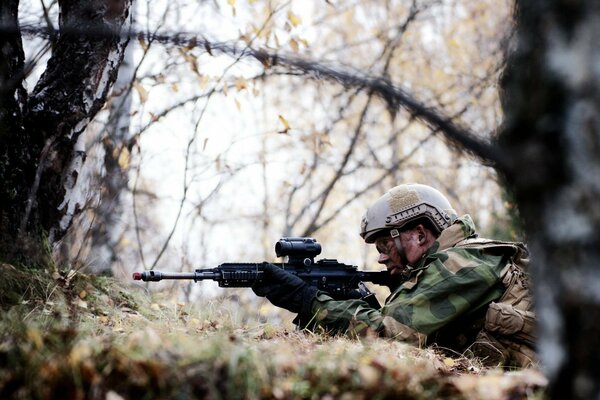 Un soldat de l armée norvégienne se prépare à tirer