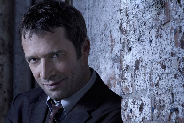 Ritratto di James Purefoy contro il muro