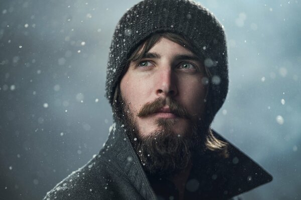 Portrait d un homme sur fond blanc et il neige