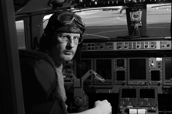 Foto en blanco y negro de Dmitry Puchkov al timón del avión