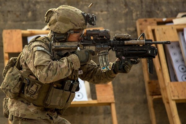 Homme en uniforme militaire avec fusil