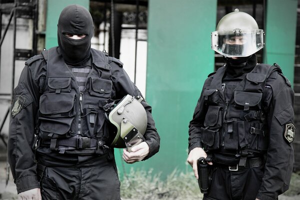 Combattants masqués et en uniforme