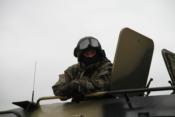 Un soldato in uniforme fa capolino da un carro armato