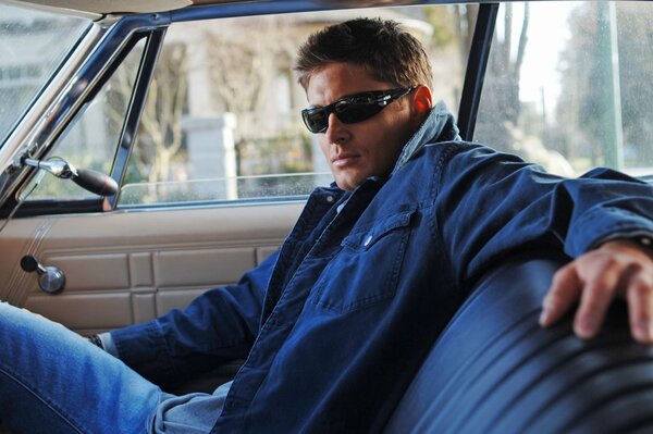 Jensen eccles mit Brille im Auto