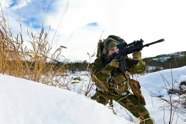 Norweski żołnierz na wojnie zimowej gotowy do walki
