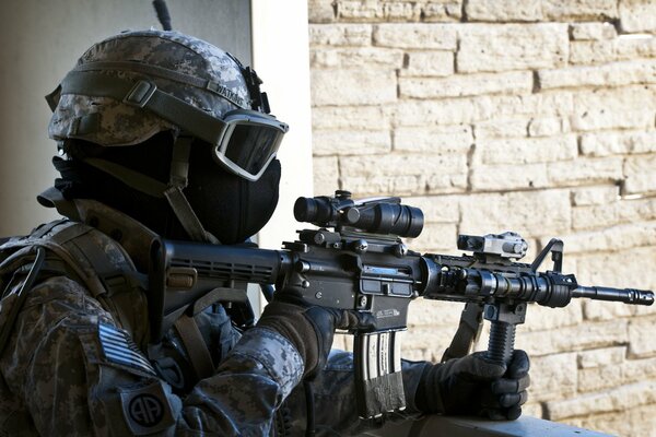 Un soldat équipé d un masque et d un fusil d assaut