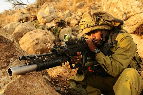 Soldaten in Israel mit Waffen