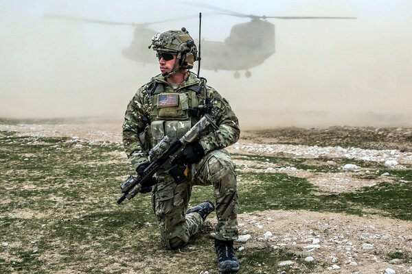 Soldado militar cerca de Boeing CH-47 Chinook