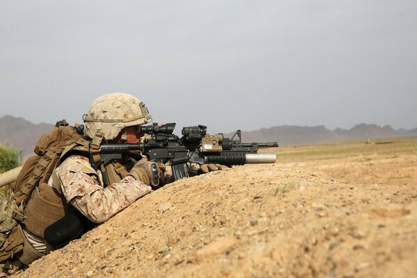 Un soldat dans une tranchée attend l ennemi