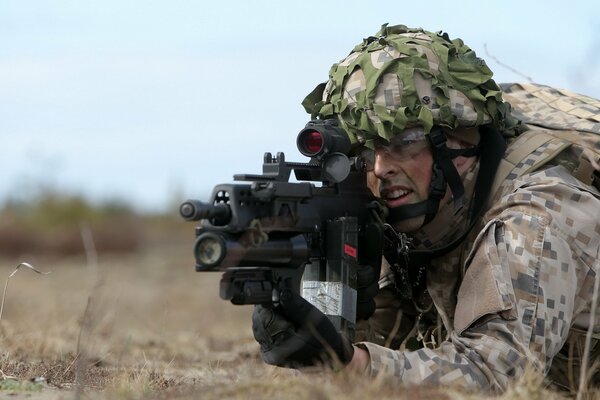 Lettischer Soldat mit Schusswaffe m