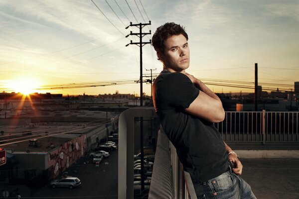 El actor Kellan Lutz al atardecer