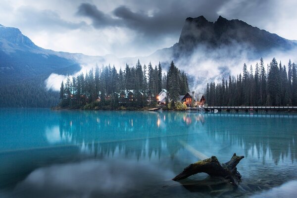 An extraordinary emerald lake exists in Canada