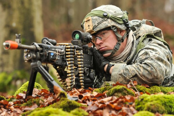 Soldado del ejército de EE.UU. con armas