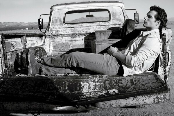 El genial actor Henry Cavill en la parte trasera de un auto