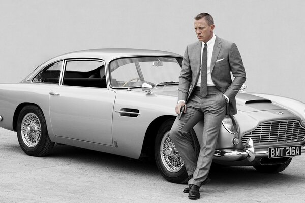 Ein einzigartiger und cooler James Bond neben seinem coolen Auto