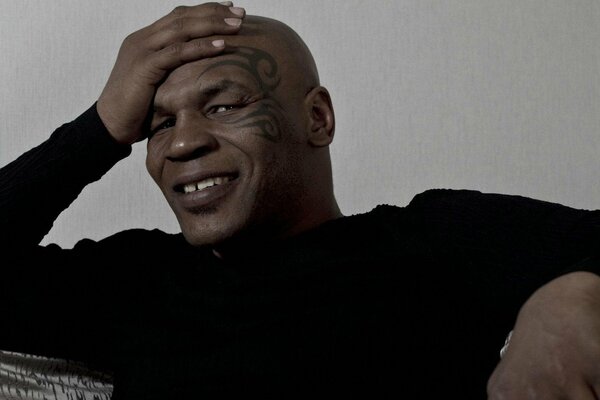 Il pugile Mike Tyson sorride