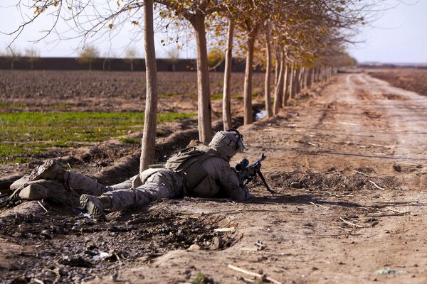 Soldado tendido en una emboscada