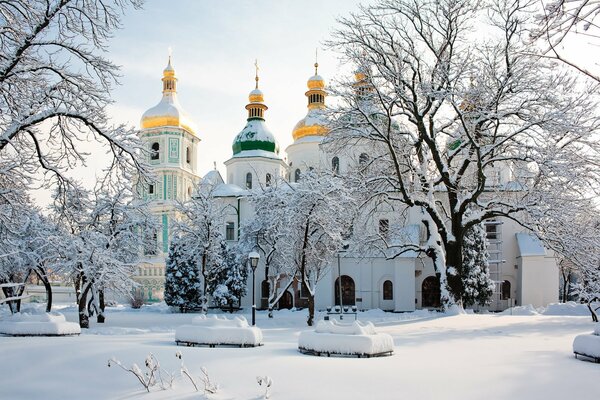 La catedral de Kiev en invierno como símbolo de pureza