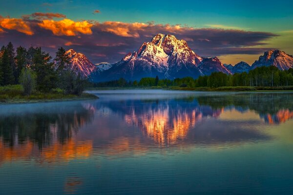 Paysage d une beauté sans précédent avec le reflet de la montagne sur la rivière