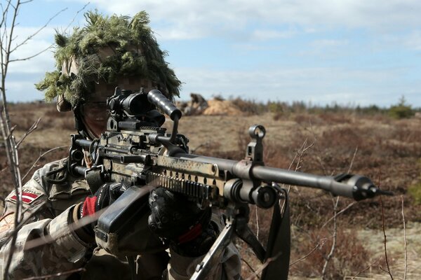 Photo d un soldat de l armée lettone dans la forêt