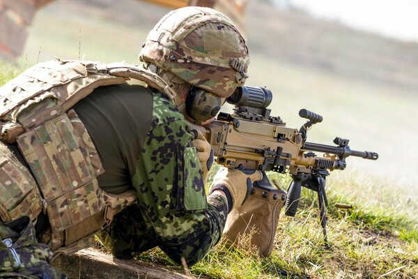 Dänischer Soldat lag mit Maschinengewehr im Graben